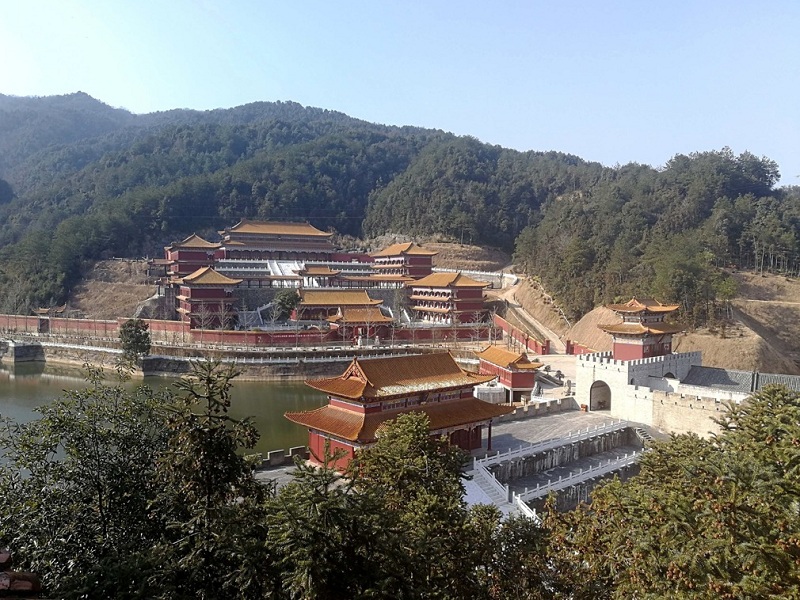 Trường sở như hoàng cung, giảng dạy như thiết triều Trường sở như hoàng cung, giảng dạy như thiết triều